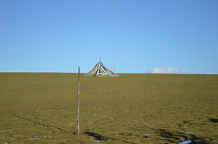 草原上的简易帐篷