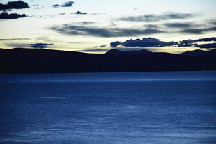 黄昏下的宁静海面