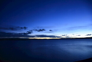 夜幕下宁静的湖景