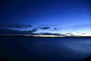 静谧黄昏下的广阔海面