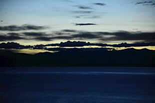 黄昏时分的宁静湖面