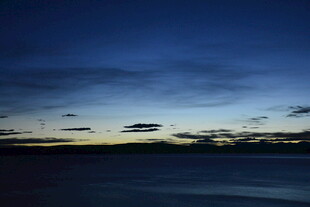 夜幕下的宁静海面