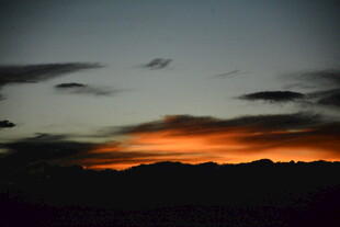 日落时分的天空与远山