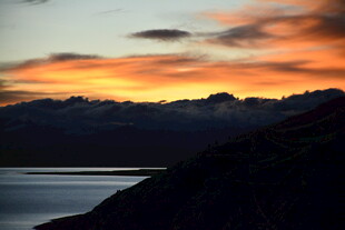 日落时分的湖山美景