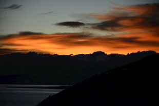 湖畔壮丽日落美景