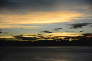 黄昏时分的天空与水面景色
