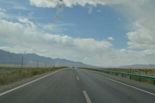 宽阔公路伸向远方