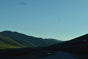 山间公路 静谧自然风光