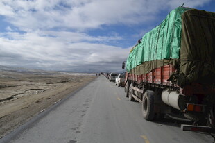 公路上的载货大卡车