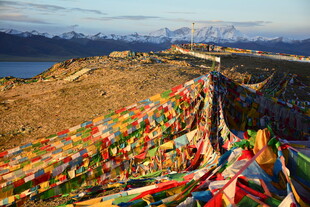 高原五彩经幡景观