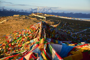 草原上的五彩经幡