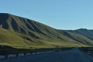 公路旁的翠绿山峦