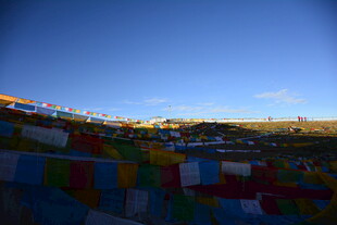 五彩经幡装点高原风光