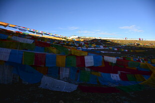 草原上的多彩经幡