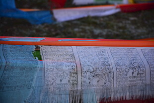 藏区祈福经幡特写