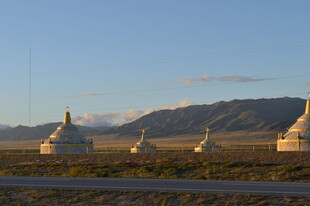 草原上的白塔景观