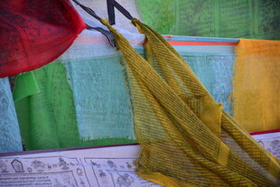 多彩织物与纸张静物特写