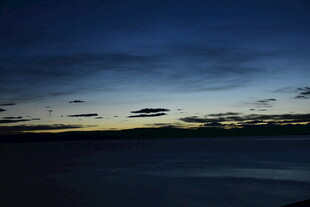 黄昏时分的宁静湖面景色