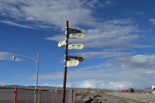 道路指示牌 蓝天白云背景