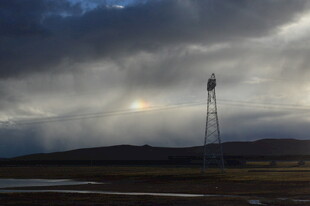 草原上的通信塔与霞光