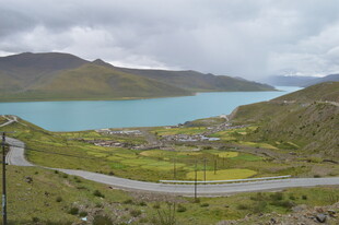 山间湖畔蜿蜒公路美景