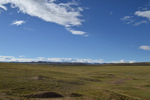广袤草原上的晴朗蓝天