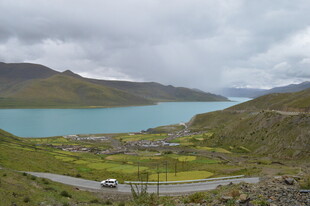 山间湖畔公路美丽风光