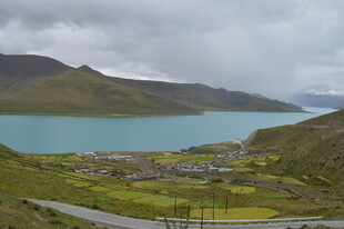 山间蓝湖旁的美丽景致
