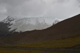 雪山下的广袤山地景观