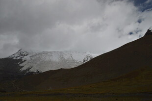 云雾缭绕的壮丽雪山景观