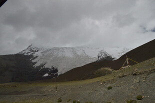 雪山下的开阔高原景观