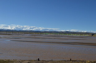 广阔河滩与远处雪山景观