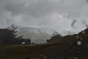 雨中朦胧的山峦景色