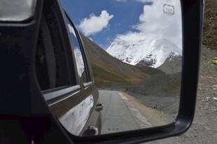车镜中展现的高原公路美景