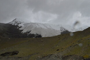 雪山下的广袤山地景观
