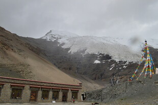 雪山下的藏式建筑与经幡