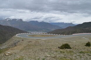 蜿蜒山路 壮美山景入眼帘