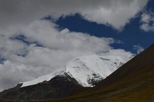 雪山蓝天壮丽自然景观