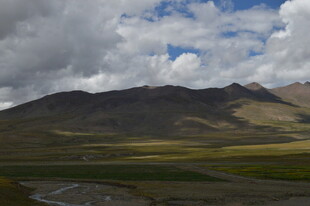 高山草原间的壮丽风光