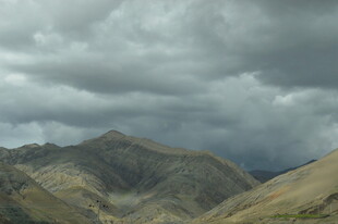 乌云笼罩下的壮丽山峦
