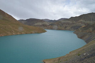 高山间的蓝湖美景