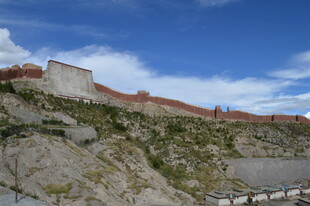 雄伟布达拉宫屹立于山巅