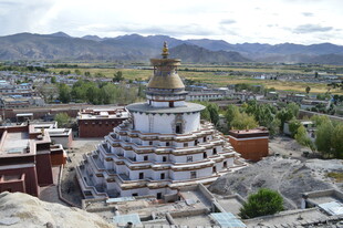 西藏古老白塔俯瞰全景