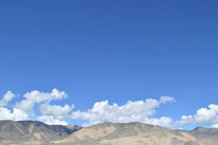 蓝天雪山白云壮丽风景