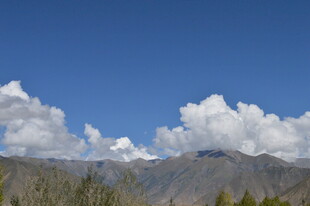 蓝天白云下的壮丽山脉