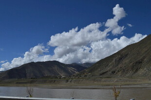 高原湖畔壮丽蓝天白云景