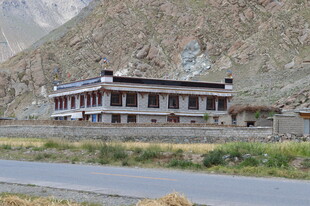 山间藏式建筑 宁静风光