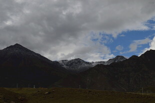 乌云下的壮丽山脉景观