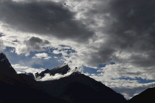 乌云笼罩下的壮丽山峦