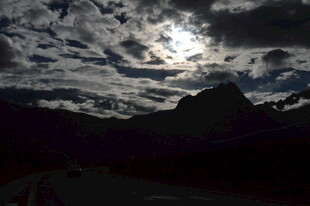 月夜下的山峦与云层